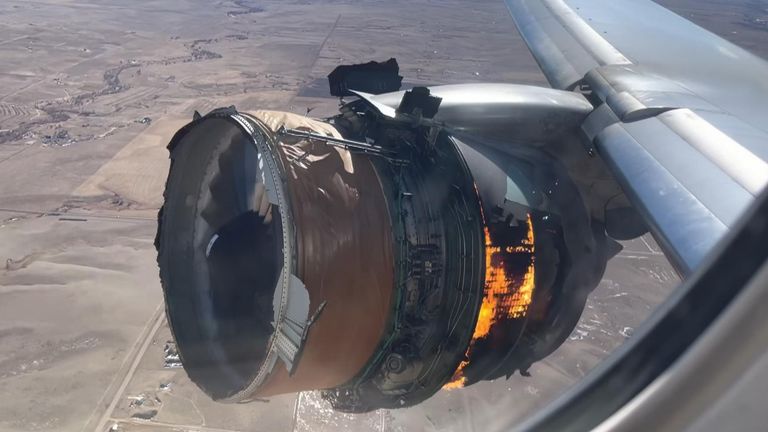 Βίντεο: Κινητήρας αεροσκάφους Boeing 777 «αρπάζει» φωτιά εν πτήσει