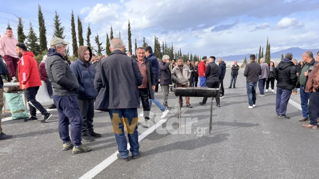 Σε συμβολικό κλείσιμο της εθνικής οδού Λαμίας – Αθηνών προχώρησαν οι αγρότες της Ανθήλης – Έβγαλαν ψησταριές μέσα στο δρόμο