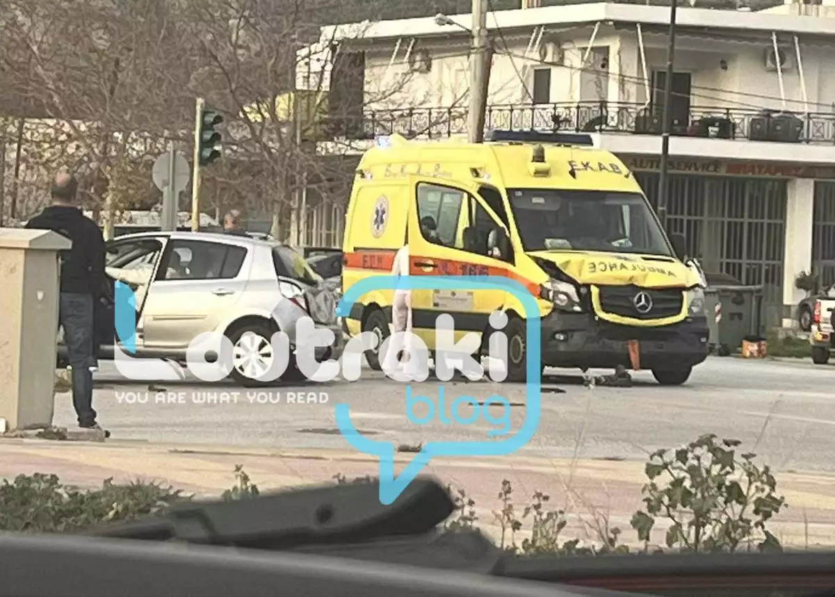 Λουτράκι: Aσθενοφόρο συγκρούστηκε με αυτοκίνητο που σταμάτησε στο φανάρι