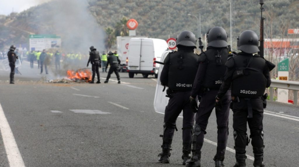 Αγρότες και οδηγοί φορτηγών προσπάθησαν να αποκλείσουν αυτοκινητόδρομο προς την Μαδρίτη – Τους χτύπησε η αστυνομία