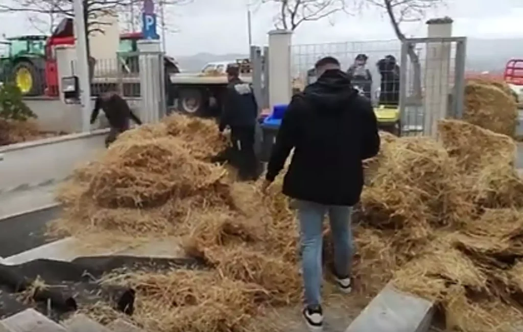 Αγρότες έριξαν άχυρα και κοπριά στο κτίριο της Περιφέρειας Δυτικής Μακεδονίας – Απέκλεισαν την είσοδο