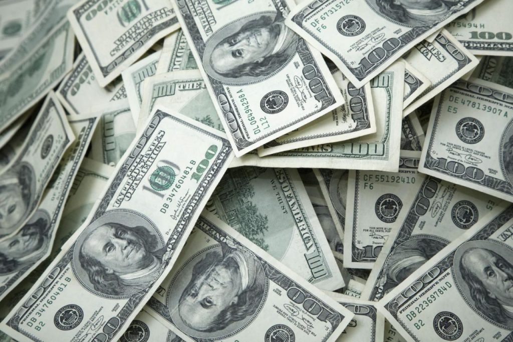 Οι διεθνείς επενδυτές ξεκίνησαν «πόλεμο» κατά των μετρητών: «Επενδύστε σε χρηματιστηριακές για να μην τα χάνετε»