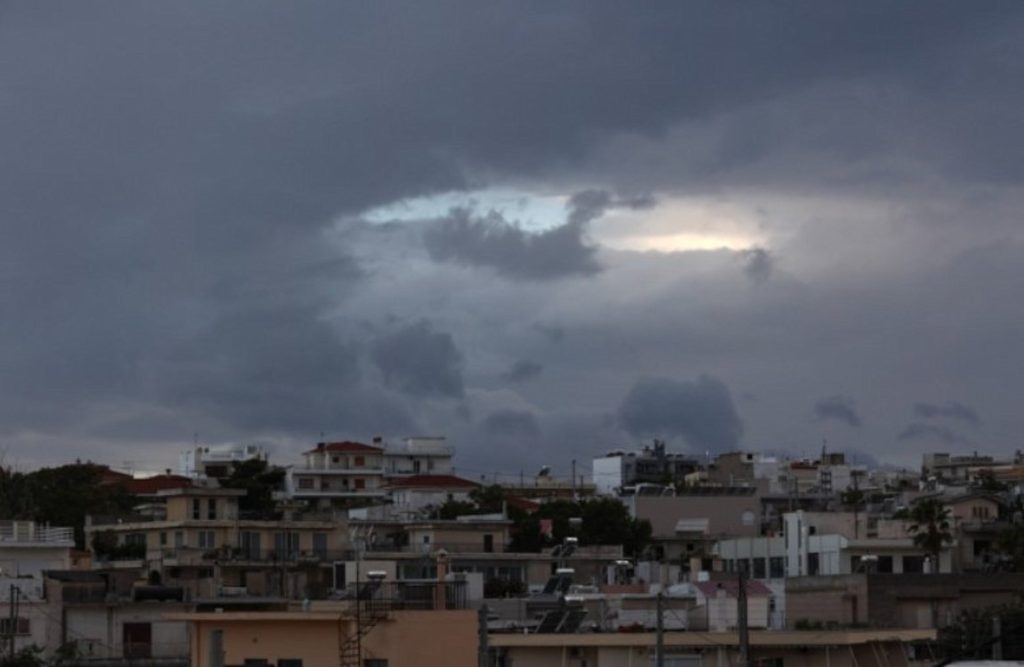 Με νεφώσεις και τοπικές βροχές το σημερινό «σκηνικό» του καιρού – Μικρή πτώση της θερμοκρασίας