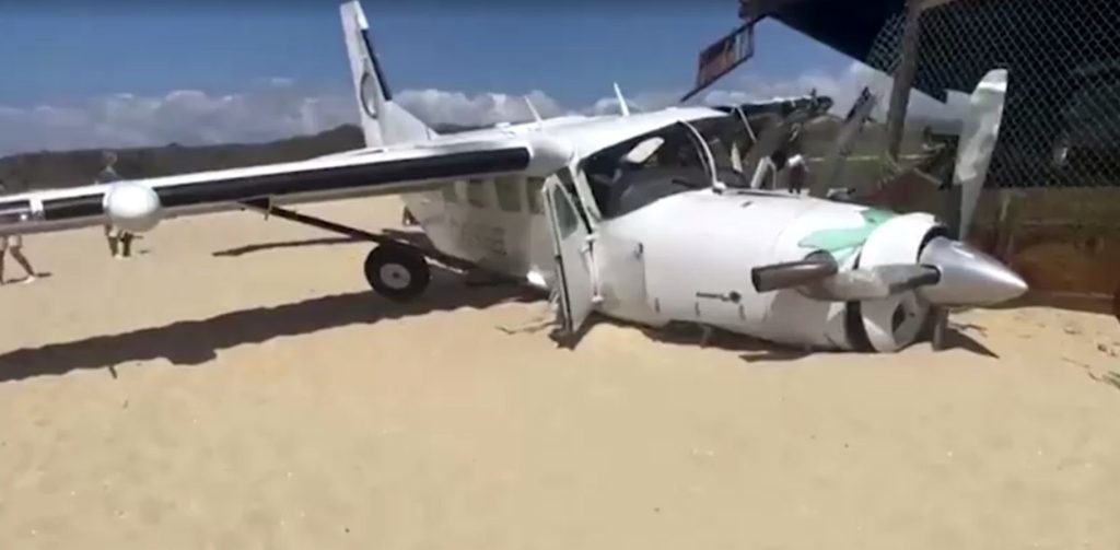 Μεξικό: Αεροσκάφος έκανε αναγκαστική προσγείωση σε παραλία και σκότωσε έναν 62χρονο (φώτο-βίντεο)