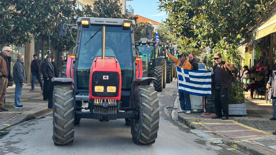 Σε εξέλιξη οι κινητοποιήσεις των αγροτών – Έριξαν γάλα και καλαμπόκι στο δρόμο στο μεγάλο συλλαλητήριο στα Φάρσαλα