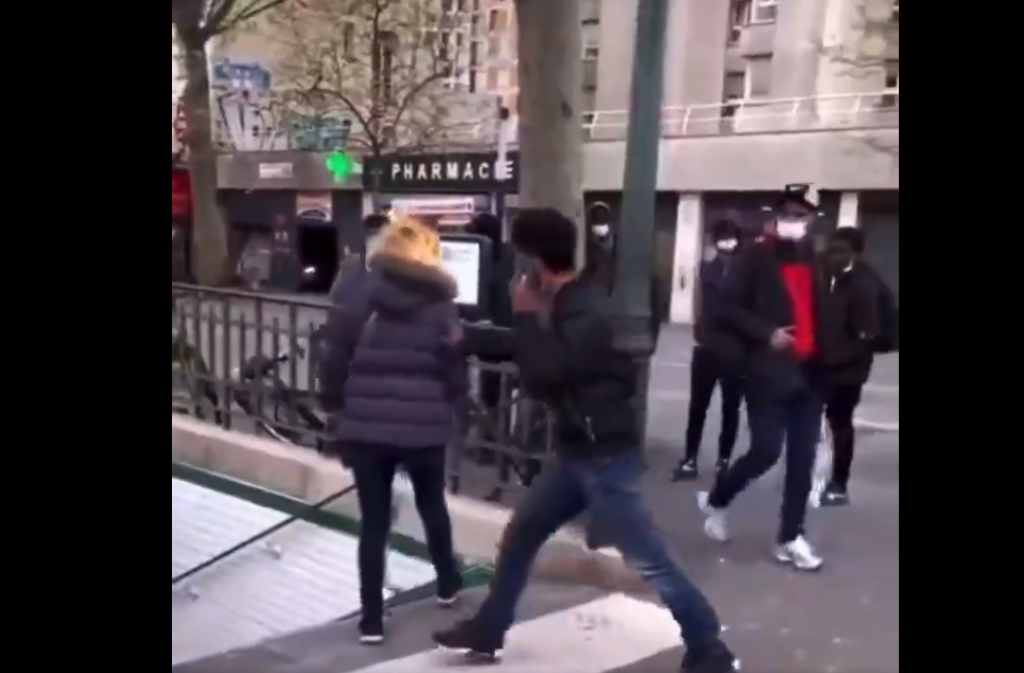 Παρίσι: Έγχρωμος άνδρας σπρώχνει γυναίκα στις σκάλες του μετρό (βίντεο)