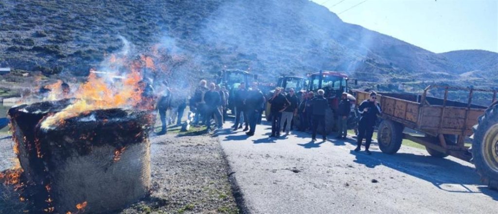 Οι αγρότες της Θεσσαλίας έκαψαν μπάλες με άχυρα στη λίμνη Κάρλα