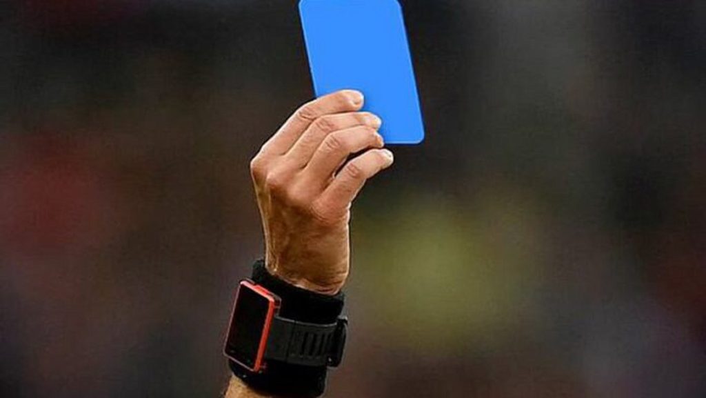 Τι είναι η μπλε κάρτα που έρχεται στο ποδόσφαιρο και φέρνει αντιδράσεις – Τι προβλέπει ο κανονισμός