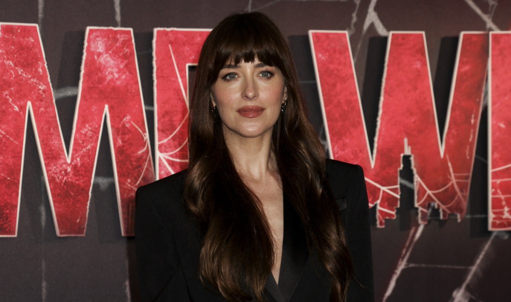 Ν.Τζόνσον: Πόζαρε με διάφανο μεταλλικό φόρεμα και μαγνήτισε όλα τα βλέμματα (φωτο) 