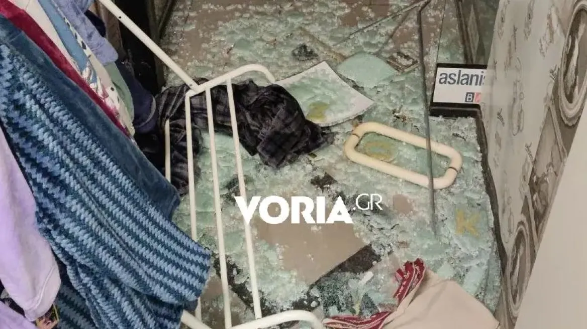 Θεσσαλονίκη: H στιγμή που κάμερα «πιάνει επ’ αυτοφώρο» διαρρήκτες που κλέβουν κατάστημα με λευκά είδη