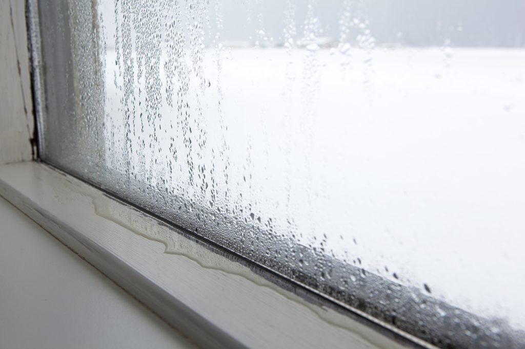 Το κόλπο για να μην «πιάσουν» ξανά υγρασία τα παράθυρα του σπιτιού σας 