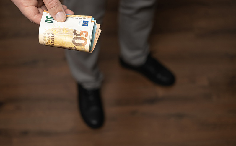 Χειροπέδες σε υπάλληλο της Περιφερειακής Ενότητας Ευβοίας που «πιάστηκε» επ’ αυτοφώρω για χρηματισμό