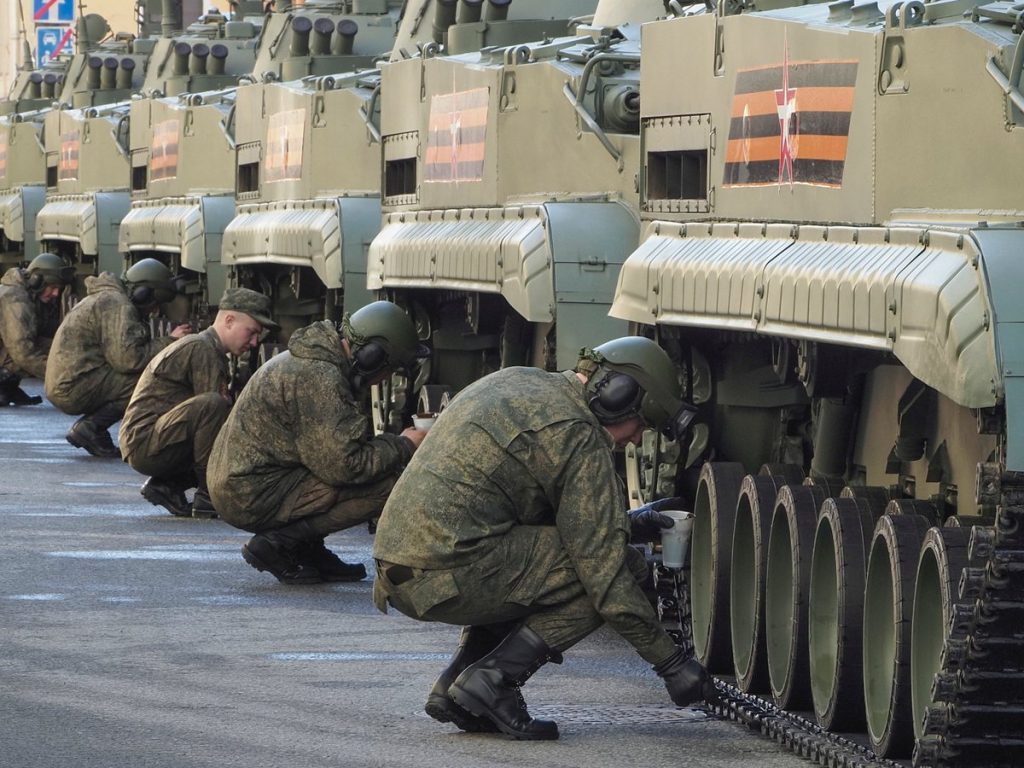 Η Ρωσία διπλασιάζει τον στρατό της στα σύνορα με την Φινλανδία