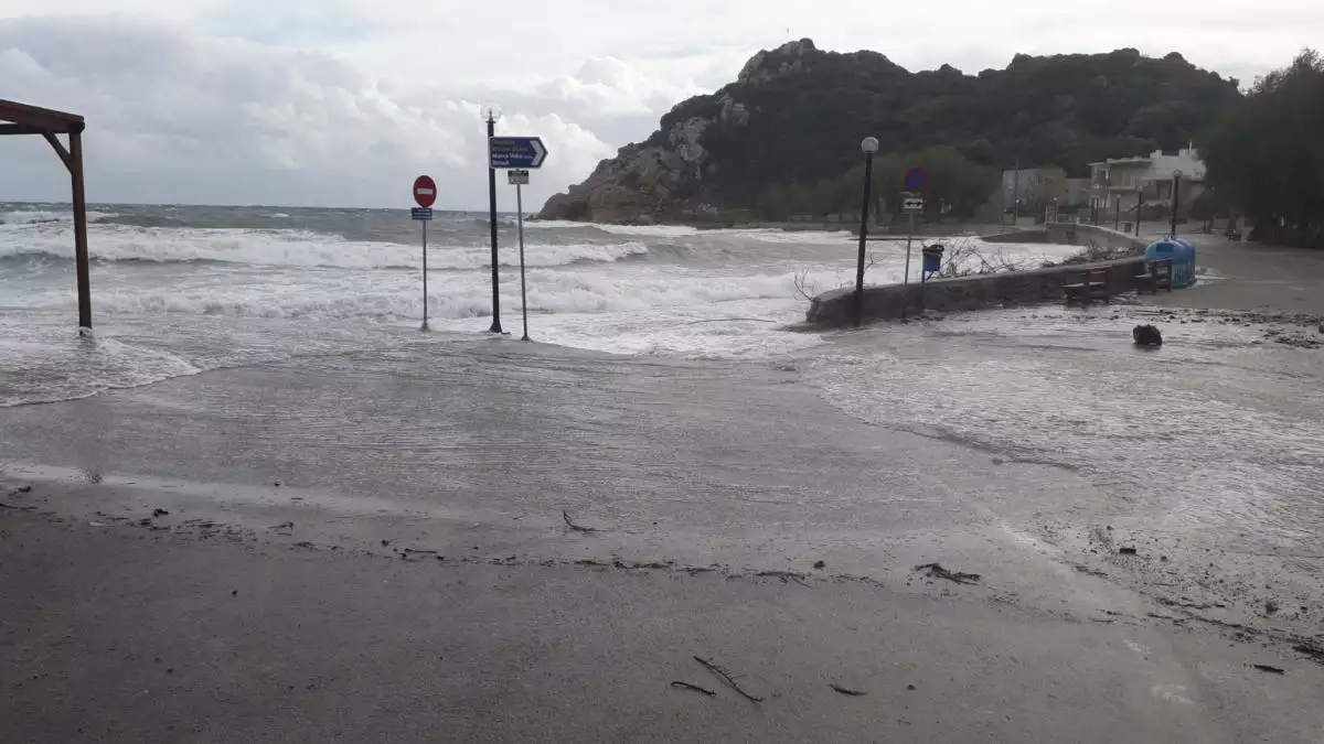 Χίος: Αυτοκίνητο βρέθηκε στη θάλασσα αφού ο οδηγός έχασε τελείως τον έλεγχο