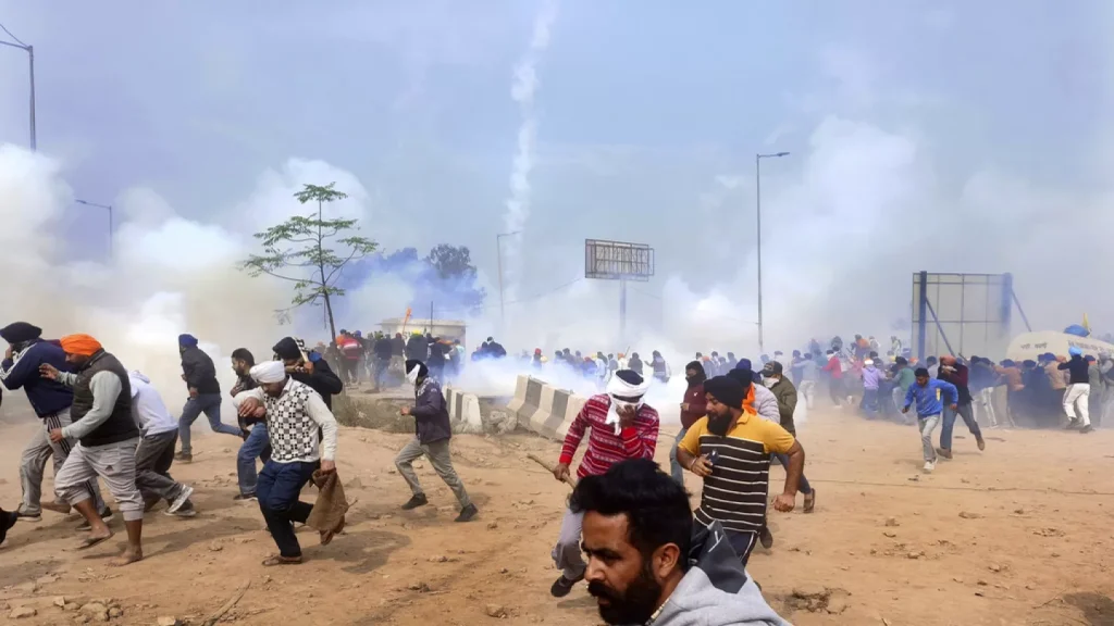 Ινδία: Η αστυνομία έριχνε δακρυγόνα από drone για να εμποδίσει αγρότες που διαδηλώνουν (βίντεο)