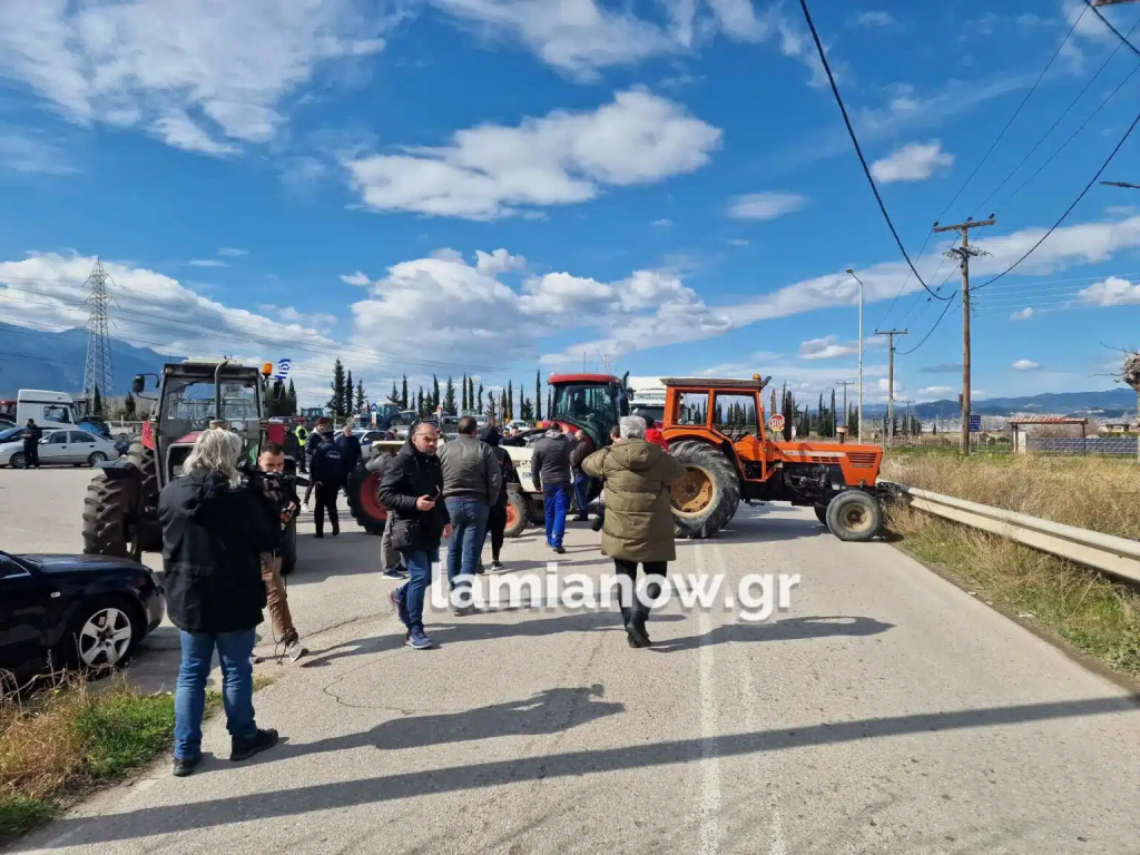 Οι αγρότες της Φθιώτιδας έκλεισαν και τα δύο ρεύματα στην Αθηνών-Λαμίας στο ύψος της Ανθήλης (φώτο-βίντεο)