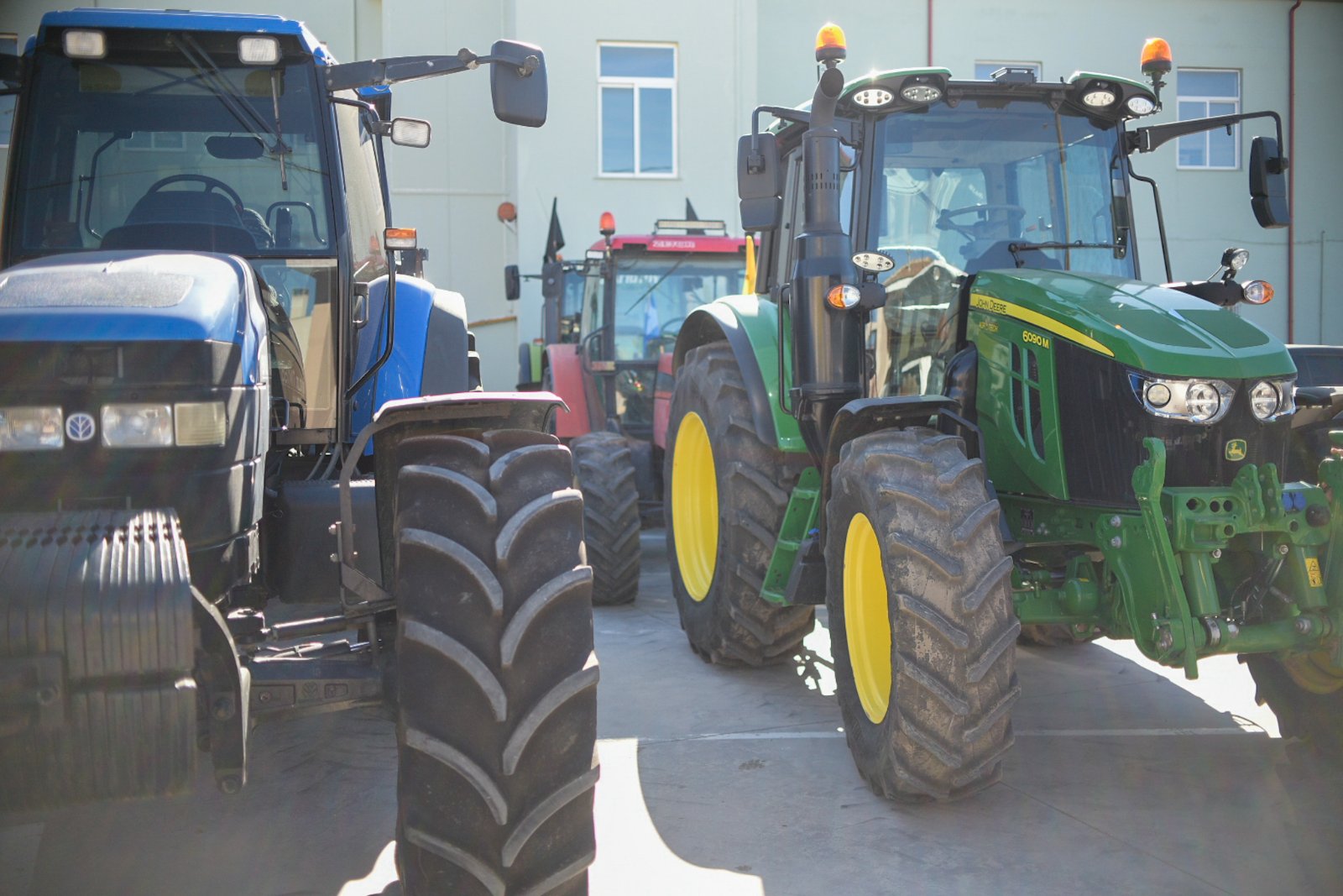 Συνεχίζουν τις κινητοποιήσεις οι αγρότες: Έκλεισαν την Εθνική Οδό στο ύψος της Καρδίτσας