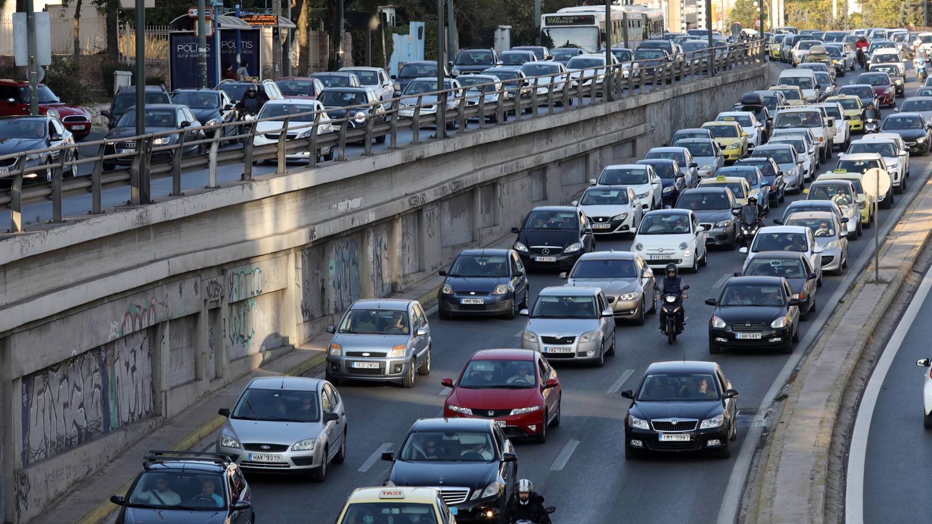 Στο «κόκκινο» η κίνηση στους δρόμους της Αττικής – Ποιους να αποφύγετε (χάρτης)