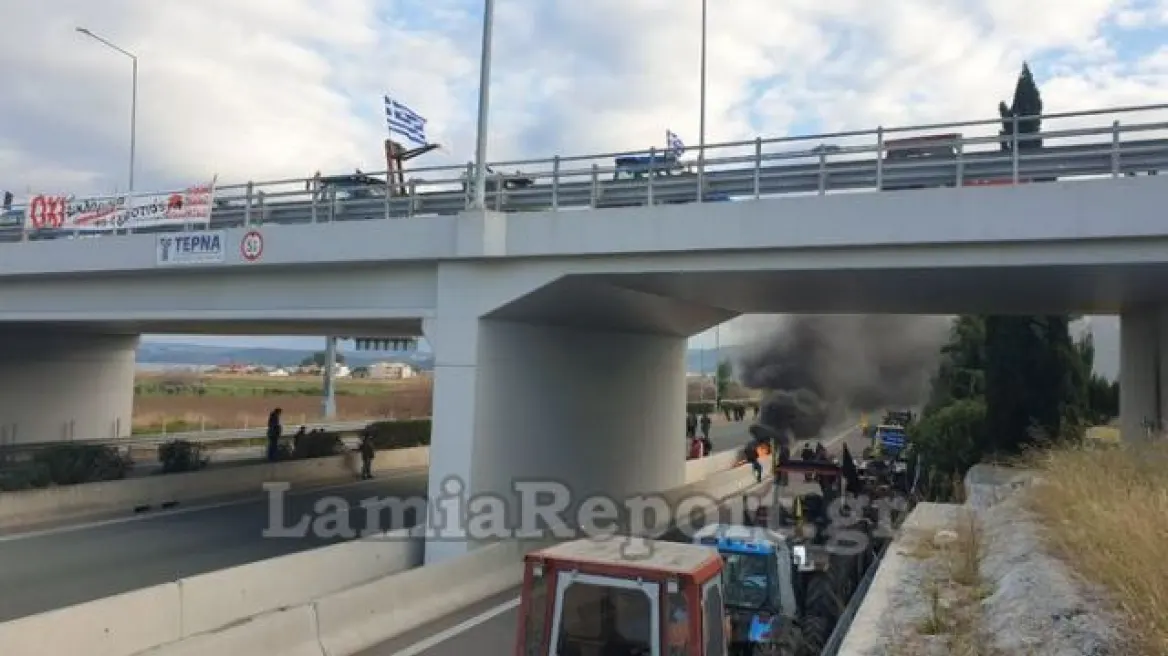 Οι αγρότες έκλεισαν την Αθηνών – Λαμίας στο ύψος της Αταλάντης και έβαλαν φωτιά σε λάστιχα – Δείτε βίντεο