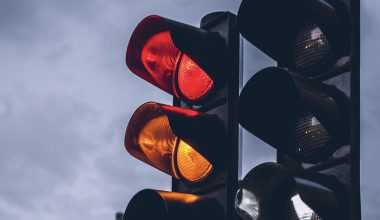 Έρχονται αλλαγές στα φανάρια – Ποιο θα είναι το τέταρτο χρώμα και ποια η λειτουργία του