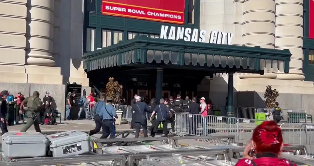Πυροβολισμοί στο Κάνσας μετά την παρέλαση των νικητών του Super Bowl – Ένας νεκρός και εννέα τραυματίες (βίντεο) (upd)