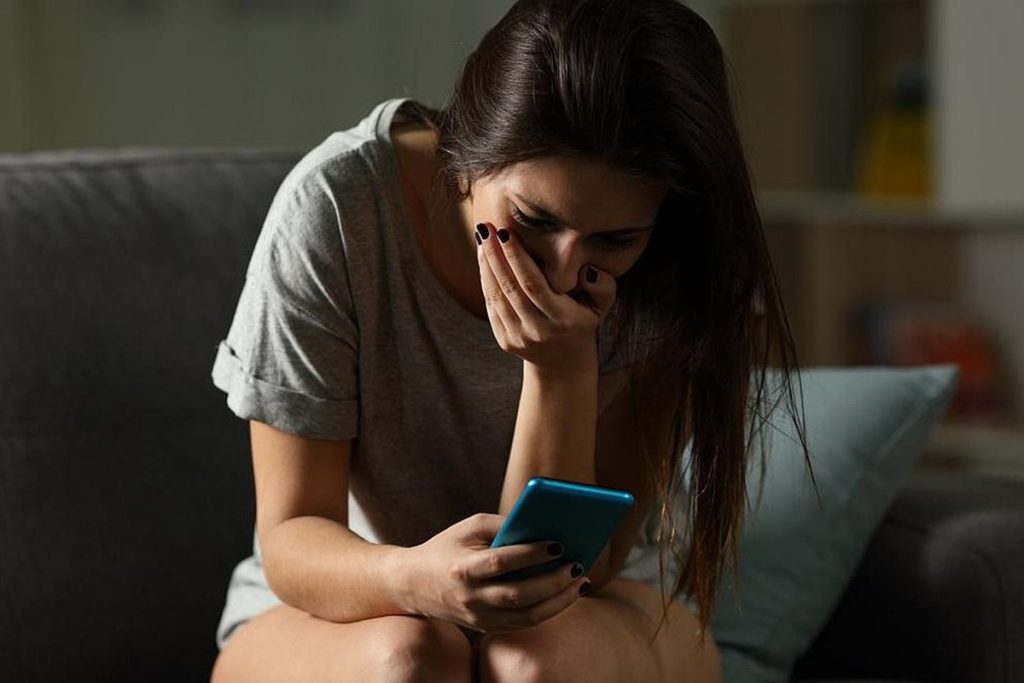 «Εφιάλτης» για 17χρονη στην Παιανία: Έπεσε θύμα revenge porn από άνδρα που γνώρισε μέσω διαδικτύου