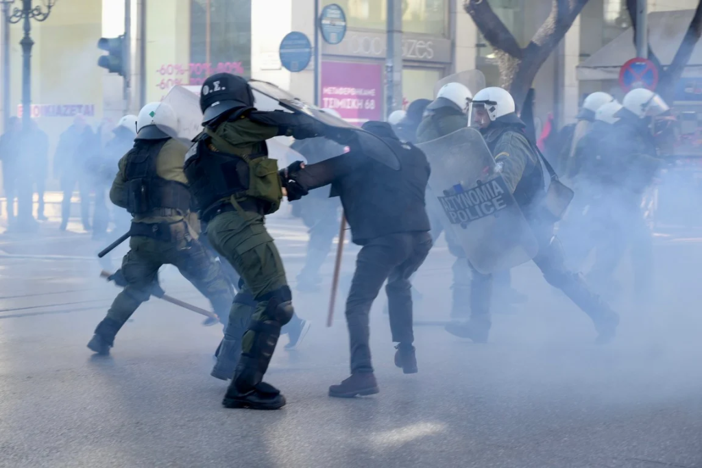 Θεσσαλονίκη: Επεισόδια με πέτρες και χημικά στο ΑΠΘ – Τα ΜΑΤ μπήκαν μέσα στο πανεπιστήμιο (φώτο-βίντεο)