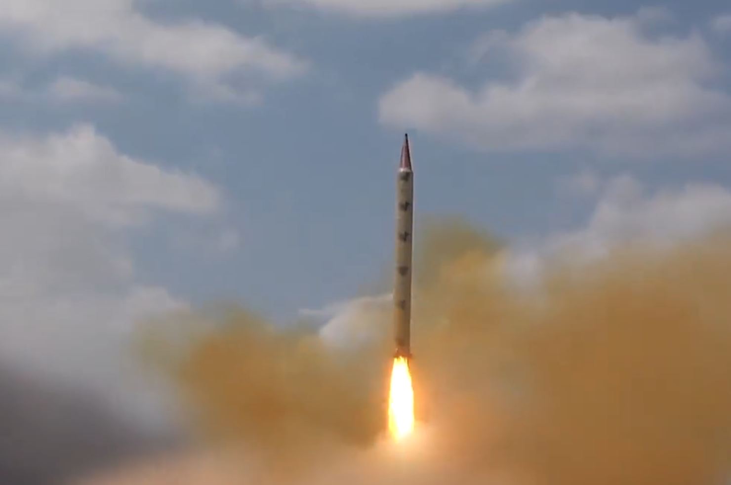 Οι Χούτι της Υεμένης προειδοποιούν ότι θα συνεχίσουν τις πυραυλικές επιθέσεις σε πλοία στην Ερυθρά Θάλασσα