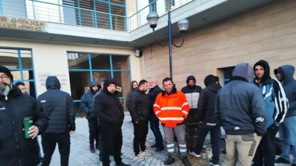 Αγρότες απέκλεισαν την είσοδο του κτιρίου της περιφέρειας Δυτ. Μακεδονίας