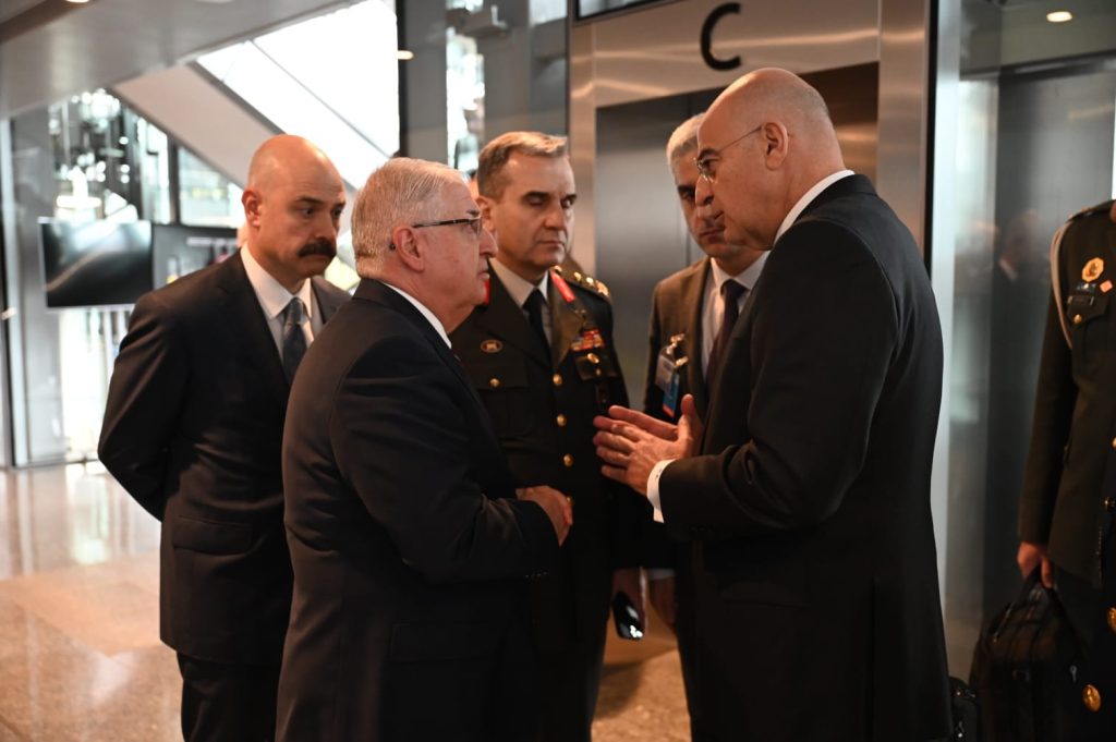 Ο Ν.Δένδιας συναντήθηκε με τον Τούρκο ομόλογό του Γ.Γκιουλέρ στις Βρυξέλλες (φώτο)