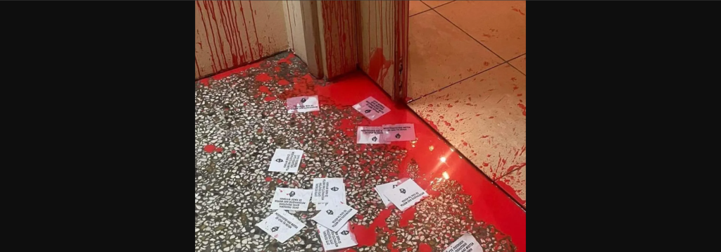 Αναρχικοί επιτέθηκαν με μπογιές και τρικάκια στο γραφείο της Έλενα Ράπτη