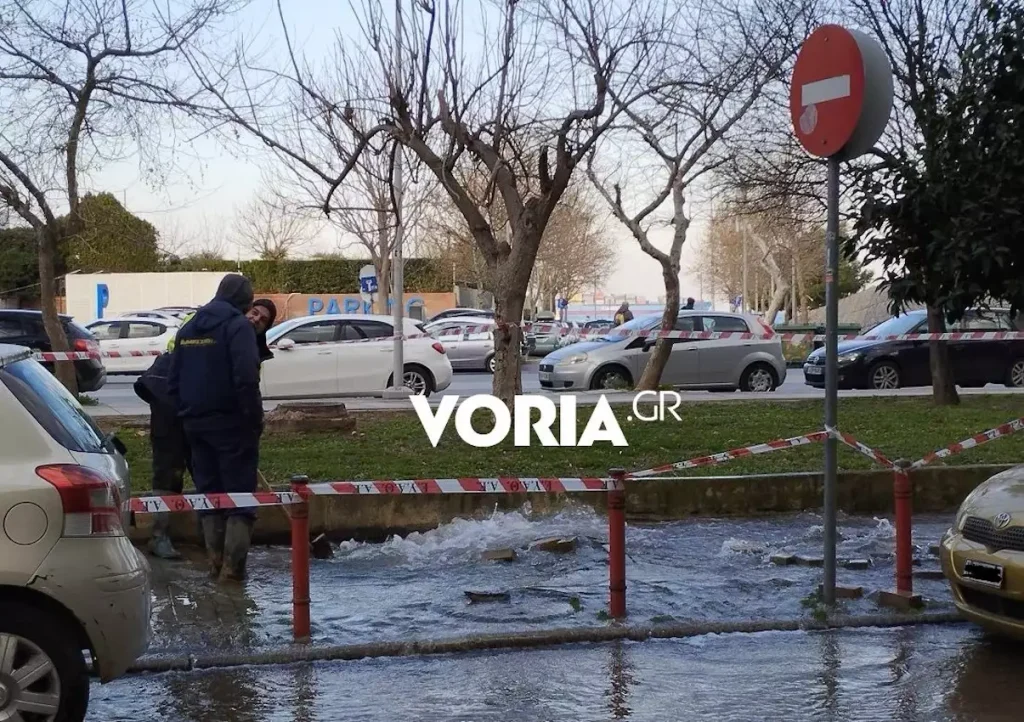 Διαρροή νερού στο κέντρο της Θεσσαλονίκης – Έσκασε αγωγός της ΕΥΑΘ