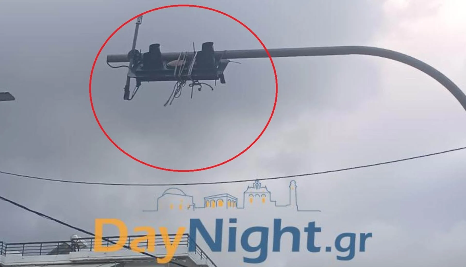 Με… σχοινί έδεσαν φανάρι για να μην πέσει, σε κεντρικό δρόμο του Ρεθύμνου!