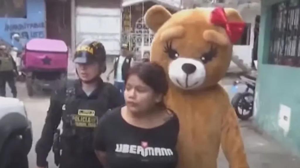 Αστυνομικός στο Περού ντυμένος αρκούδος συνέλαβε γυναίκα για διακίνηση ναρκωτικών την Ημέρα του Αγίου Βαλεντίνου