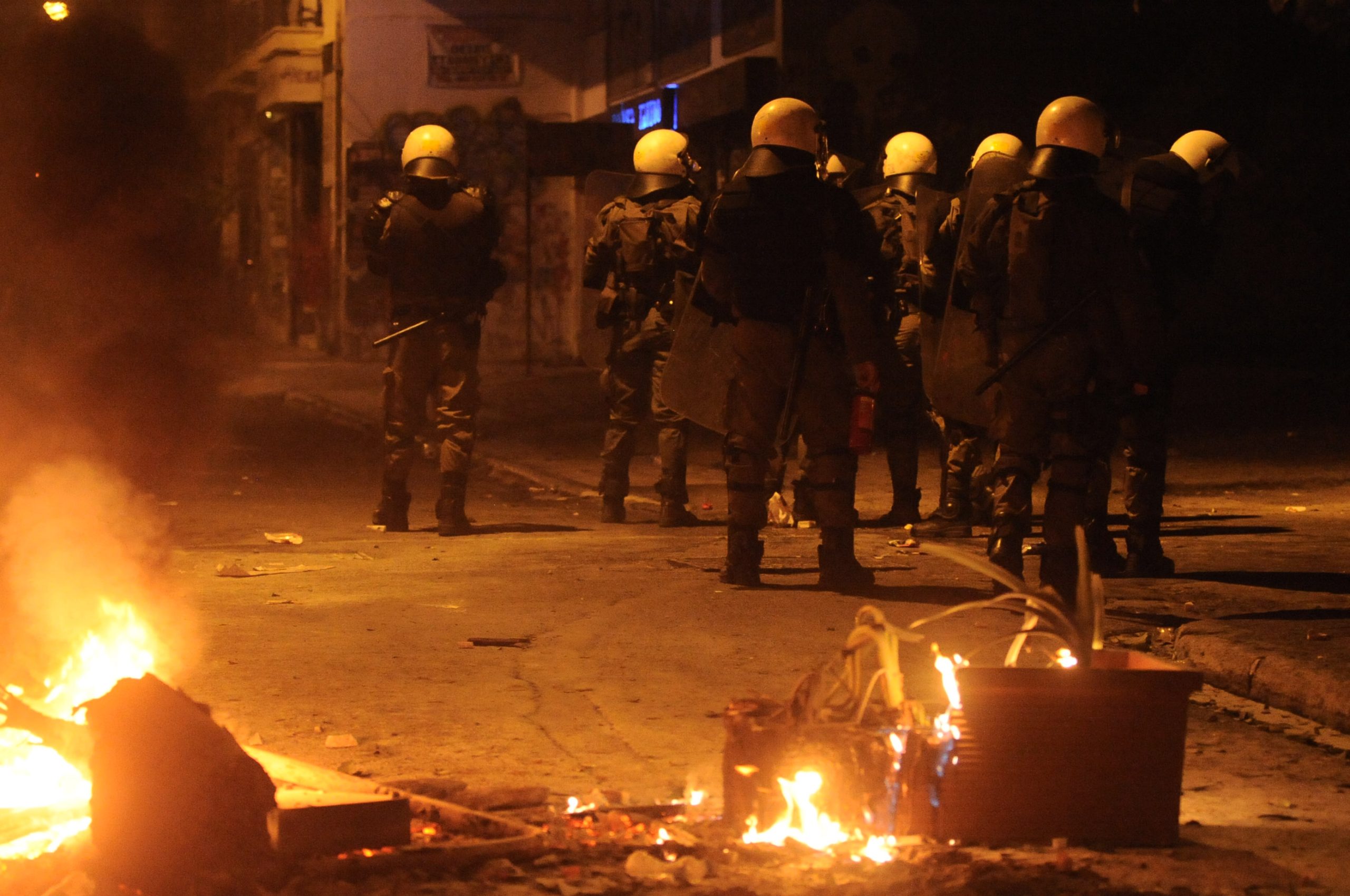 ΑΠΘ: Επεισόδια μεταξύ κουκουλοφόρων και δυνάμεων των ΜΑΤ έξω από το Πανεπιστήμιο