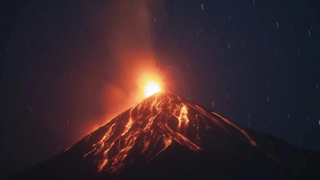 Ιαπωνία: Ηφαίστειο εξερράγη εκτοξεύοντας βράχους σε απόσταση ενός μιλίου (βίντεο)
