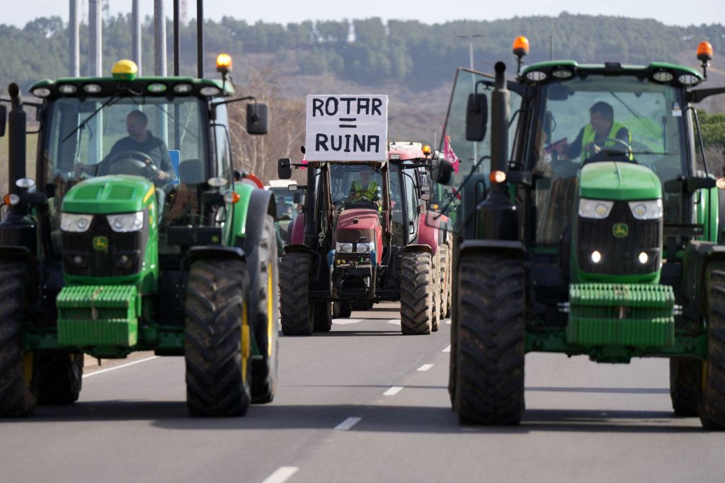Ισπανοί αγρότες στάθμευσαν τα τρακτέρ τους μπροστά από το υπουργείο Γεωργίας