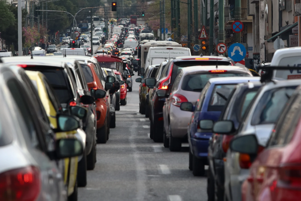 Αυξημένη η κίνηση στους δρόμους της Αττικής – Πού εντοπίζονται τα περισσότερα προβλήματα (χάρτης)