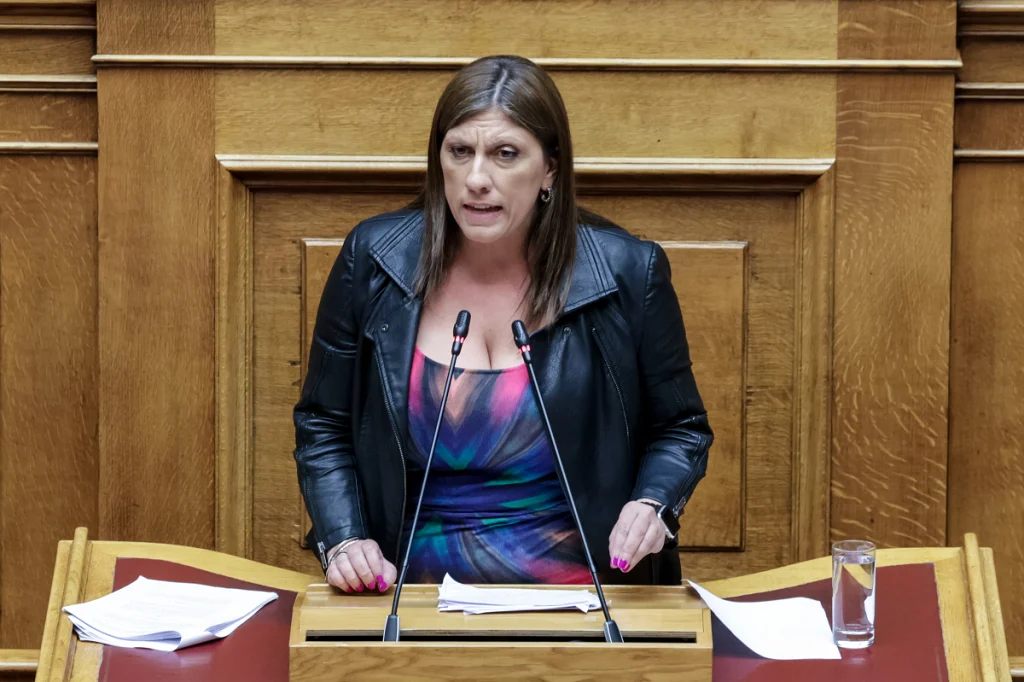 Στα «κρύα του λουτρού» η Ζ.Κωνσταντοπούλου: «Υπερψηφίζω το ν/σ – Ήθελα να πω κάτι παρουσία του Κ.Μητσοτάκη»