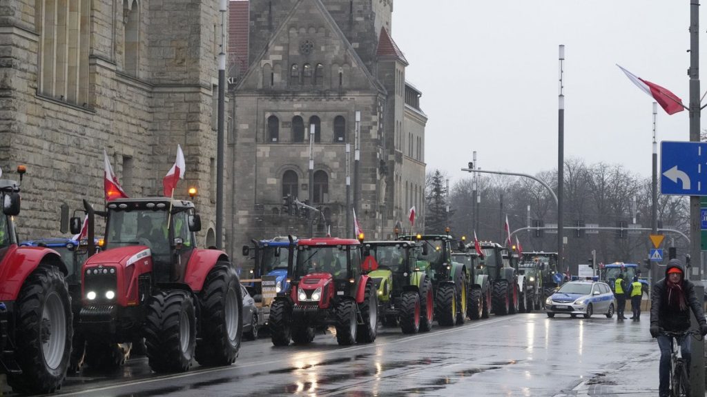 Πολωνοί αγρότες έριξαν αβγά σε γραφείο της Ευρωπαϊκής Επιτροπής στην πόλη Βρότσλαβ (βίντεο)