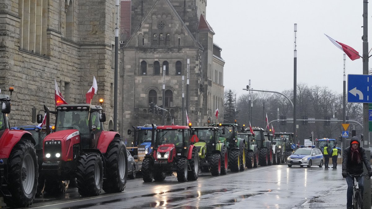 Πολωνοί αγρότες έριξαν αβγά σε γραφείο της Ευρωπαϊκής Επιτροπής στην πόλη Βρότσλαβ (βίντεο)