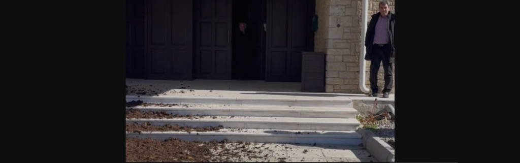 Αγρότες πέταξαν κοπριά έξω από το κτήριο της Περιφέρειας στην Καστοριά (βίντεο)