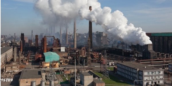 Βίντεο: Οι Ρώσοι «σφυροκοπούν» το εργοστάσιο οπτάνθρακα