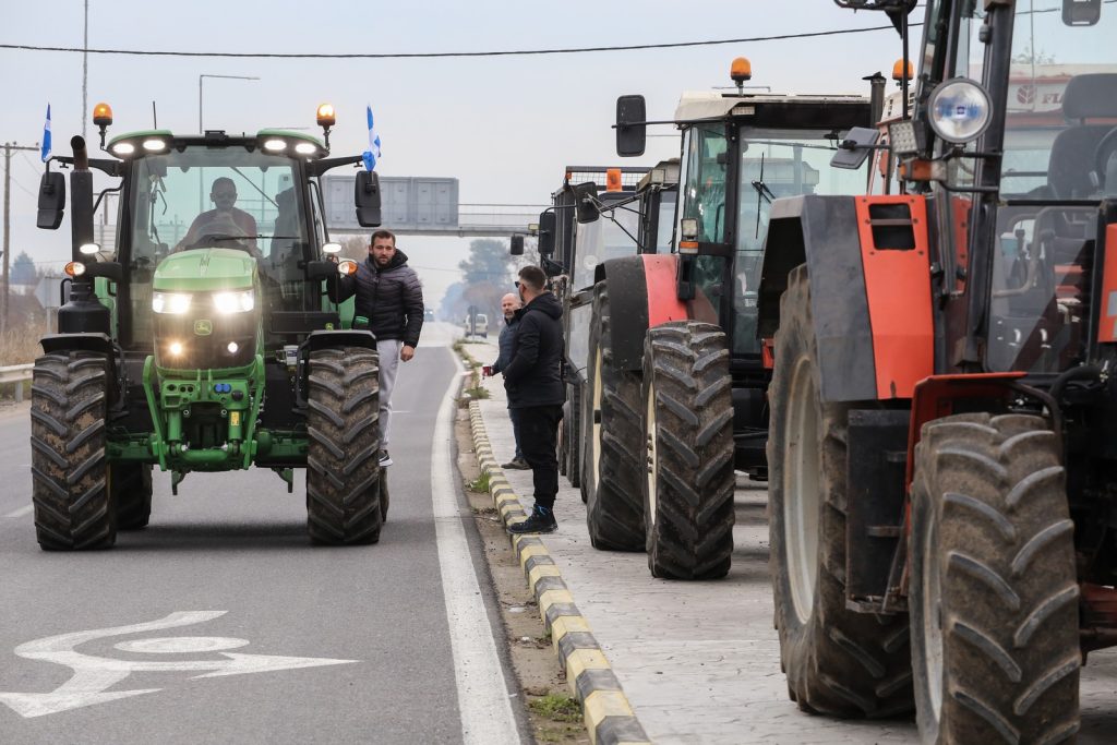 Κλιμακώνουν τις κινητοποιήσεις τους οι αγρότες: Κλείνουν επ’ αόριστον την Εθνική Οδό Θεσσαλονίκης – Μουδανιών 