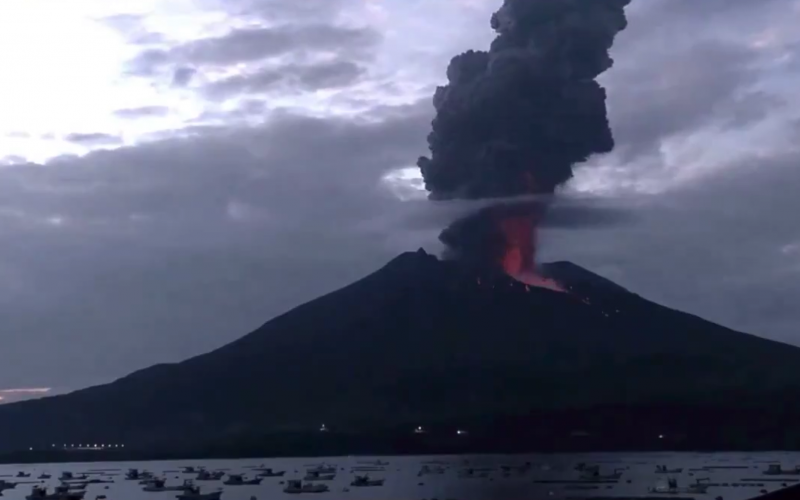 Ιαπωνία: Εντυπωσιακή έκρηξη ηφαιστείου με τέφρα ύψους 5.000 μέτρων (βίντεο)