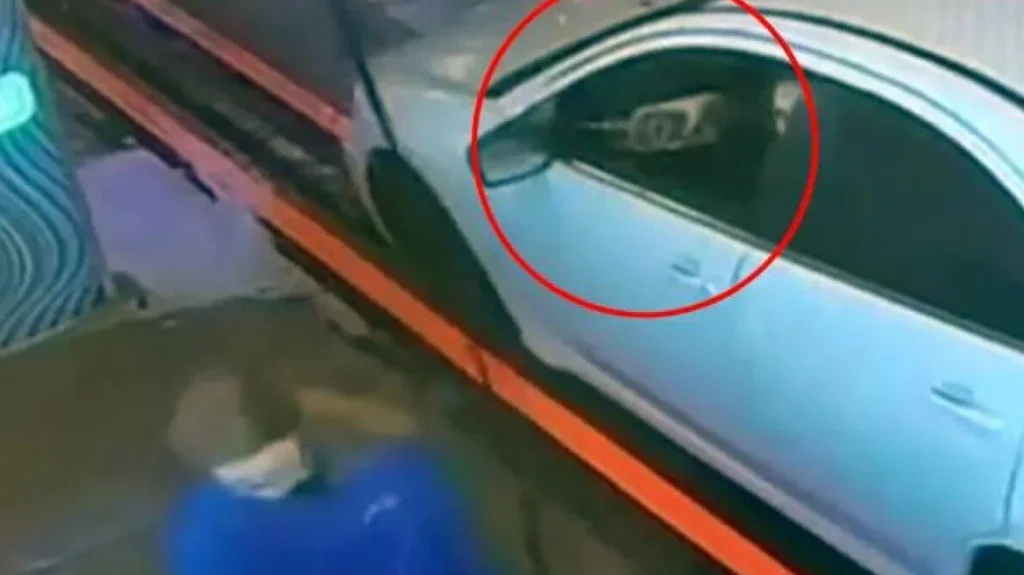 ΗΠΑ: Επικό βίντεο με πελάτισσα σε πλυντήριο αυτοκινήτων που πέταξε λεμονάδα σε υπάλληλο και αυτή την «έλουσε» με νερό