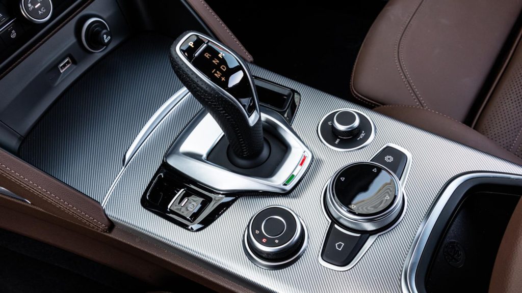 Αυτά είναι τα λάθη στην οδήγηση που «σκοτώνουν» το κιβώτιο ταχυτήτων