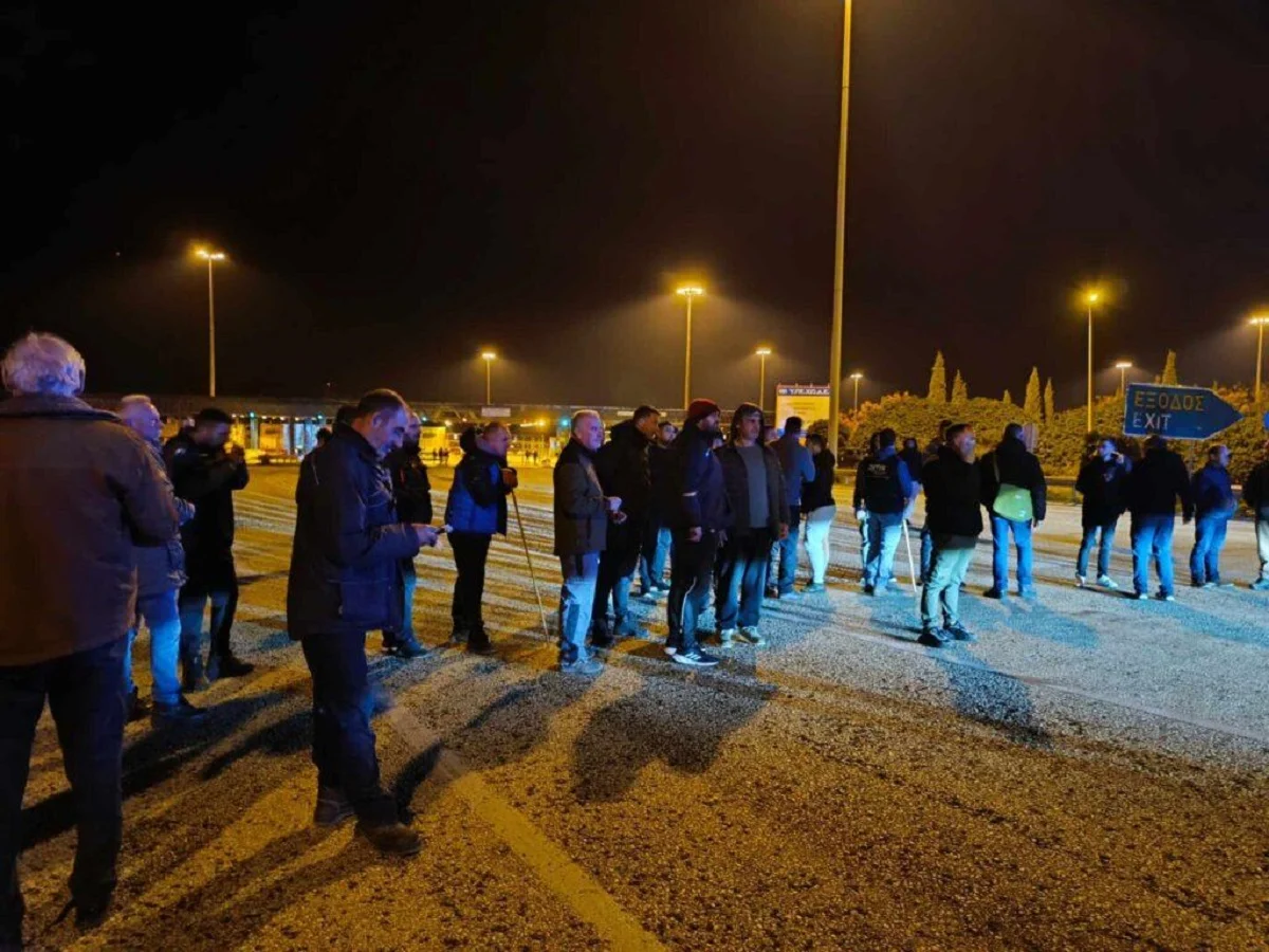 Ηγουμενίτσα: Αγρότες έστησαν μπλόκο στο λιμάνι (φώτο)