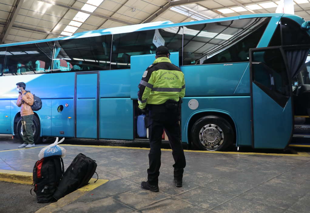 Λεωφορείο ΚΤΕΛ συγκρούστηκε με αυτοκίνητο στην κάθοδο του Κηφισού – Μποτιλιάρισμα στο σημείο