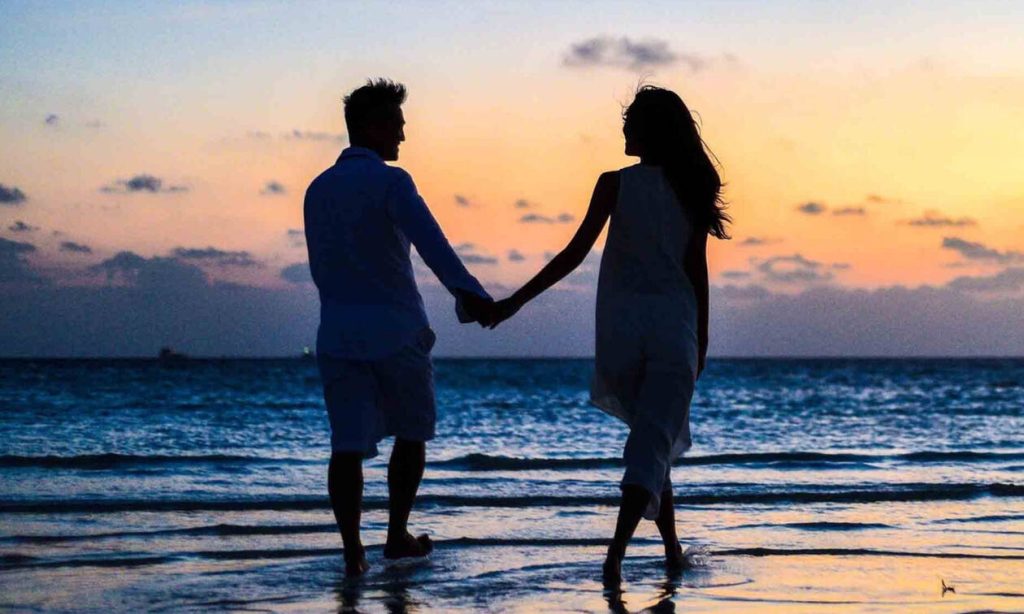 Οι πέντε συμπεριφορές που θα ακολουθήσει ένας άντρας για τη γυναίκα που του έχει «κλέψει» την καρδιά